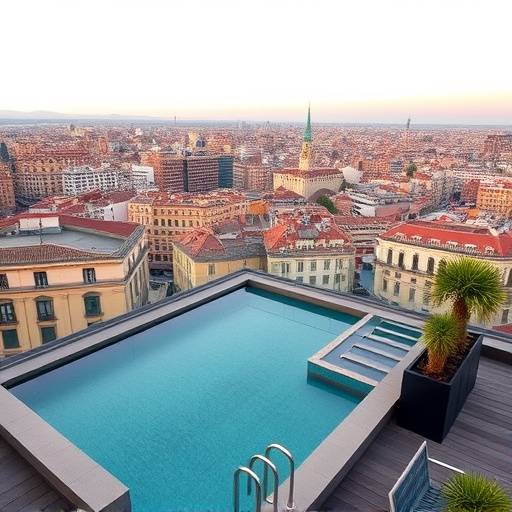 Piscina en la azotea del Hotel Ohla Barcelona con vistas a la ciudad